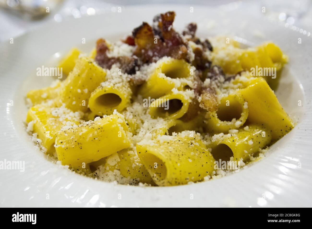 Pasta carbonara: Tocino y huevo. Comida italiana tradicional. Receta romana  original Fotografía de stock - Alamy