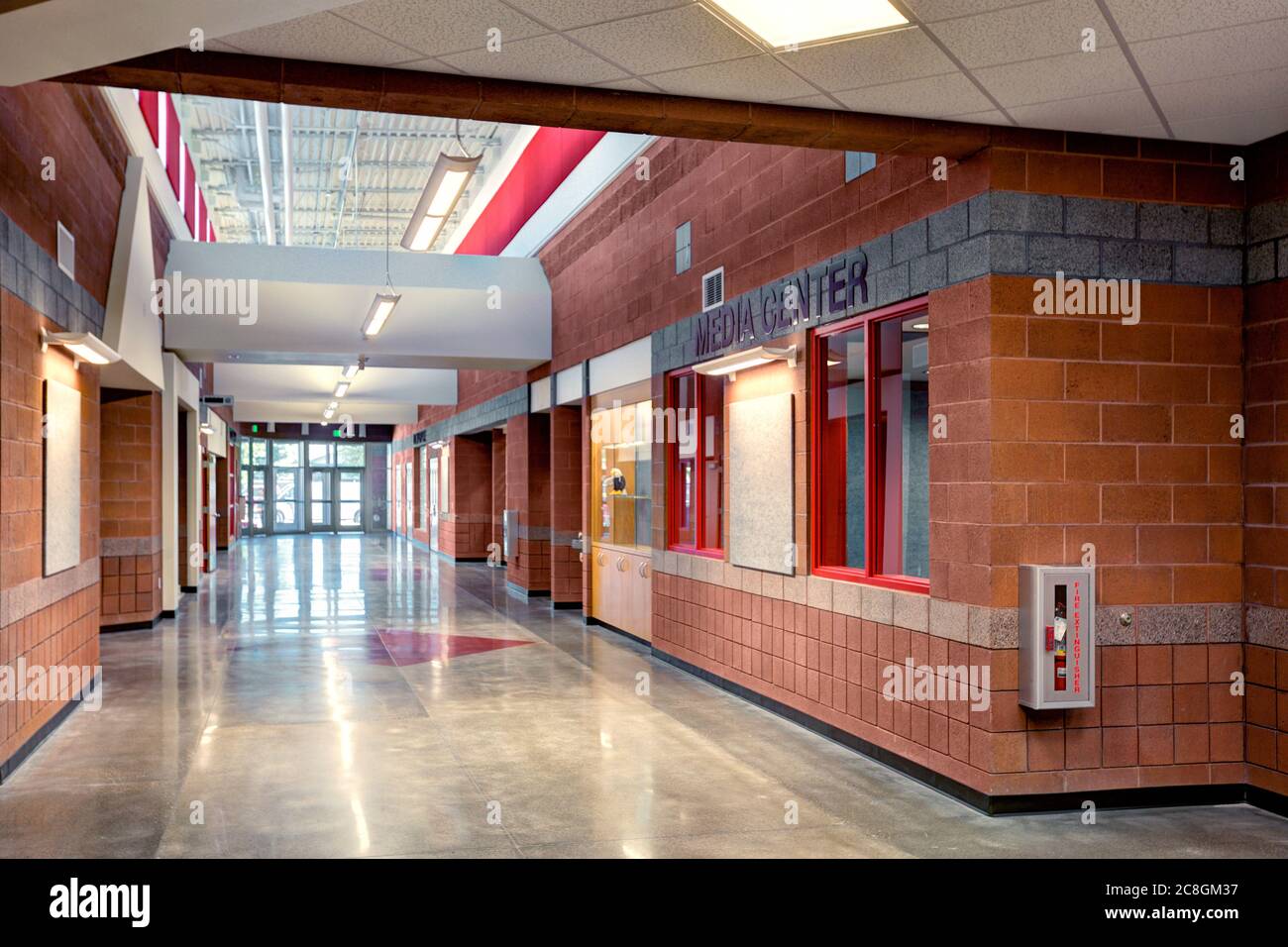 El pasillo principal en una escuela primaria, con materiales de construcción ahorradores de dinero, y accesorios de luz LED controlados por computadora de alta eficiencia. Foto de stock