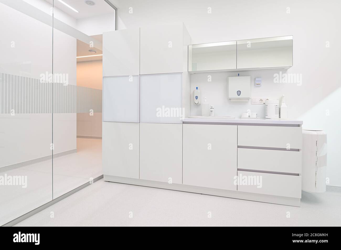 Muebles médicos blancos en el consultorio de odontología Fotografía de  stock - Alamy