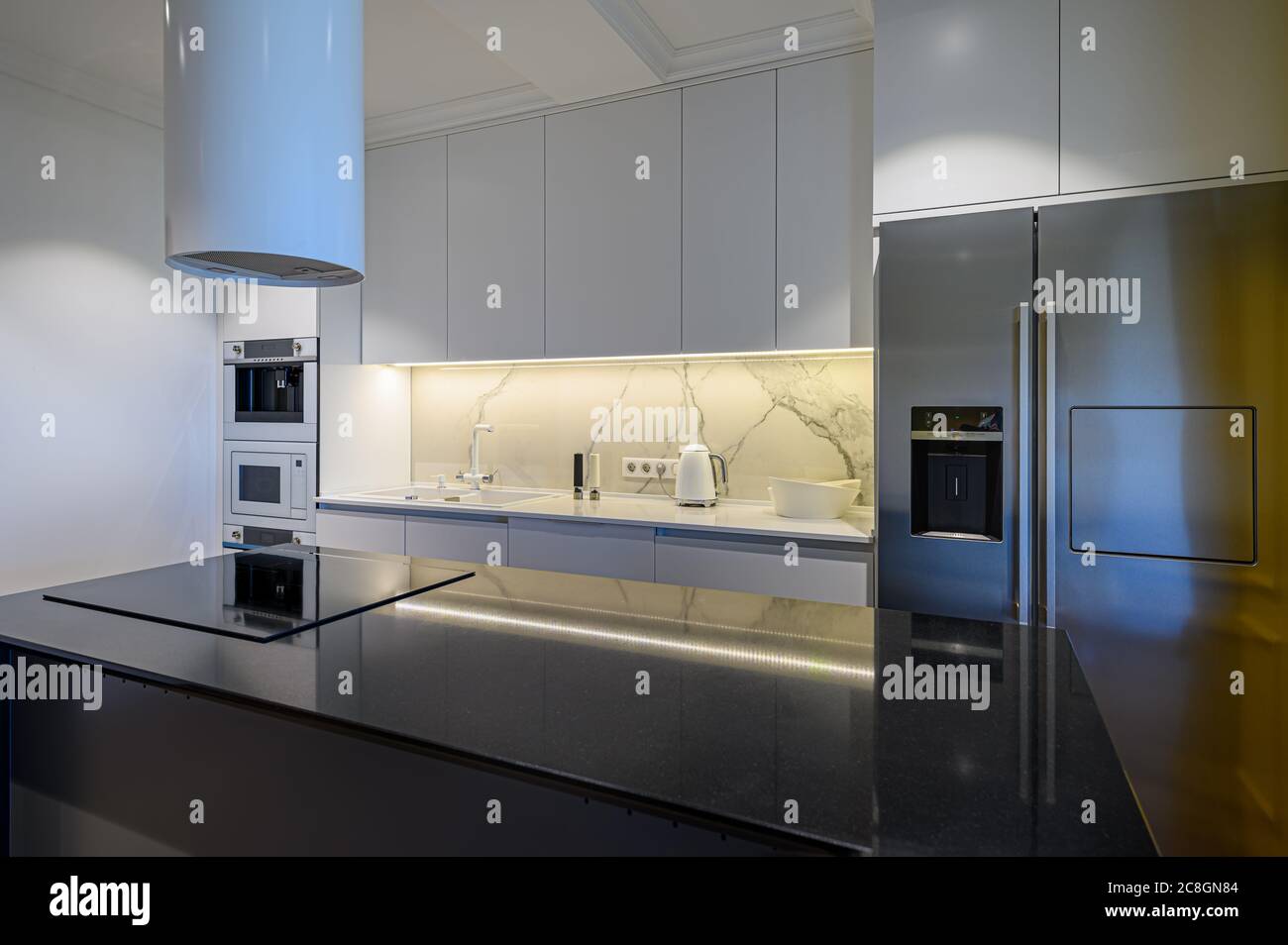 Cocina de lujo Interior con diseño minimalista Foto de stock