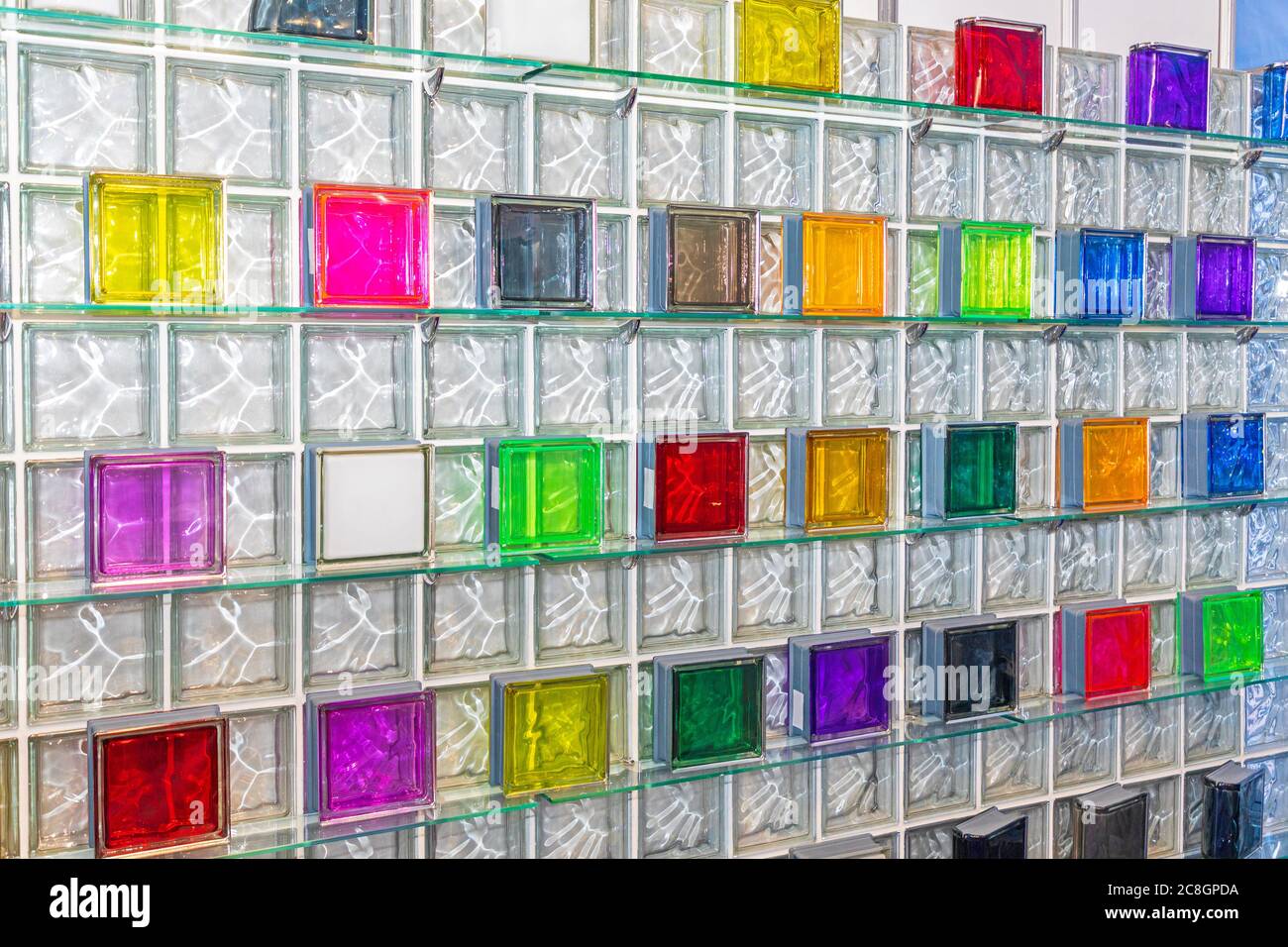 Cubos de vidrio de colores estructura de pared transparente Fotografía de  stock - Alamy