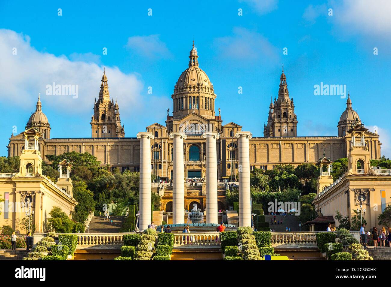 Plaza de Ispaia (el Museo Nacional) en Barcelona, España en un día de verano Foto de stock