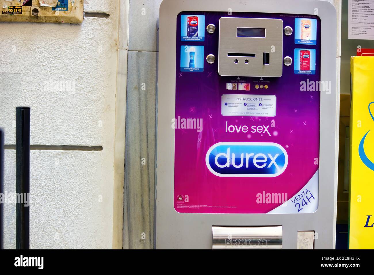Granada, España - 05 de septiembre de 2015: Máquina de condones Durex de  colores Fotografía de stock - Alamy