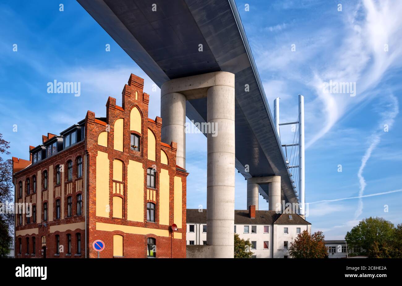 Neue Rügenbrücke - Nuevo Puente sobre el Strelasund Rugen, conexión de Stralsund y Rugia Isla Foto de stock
