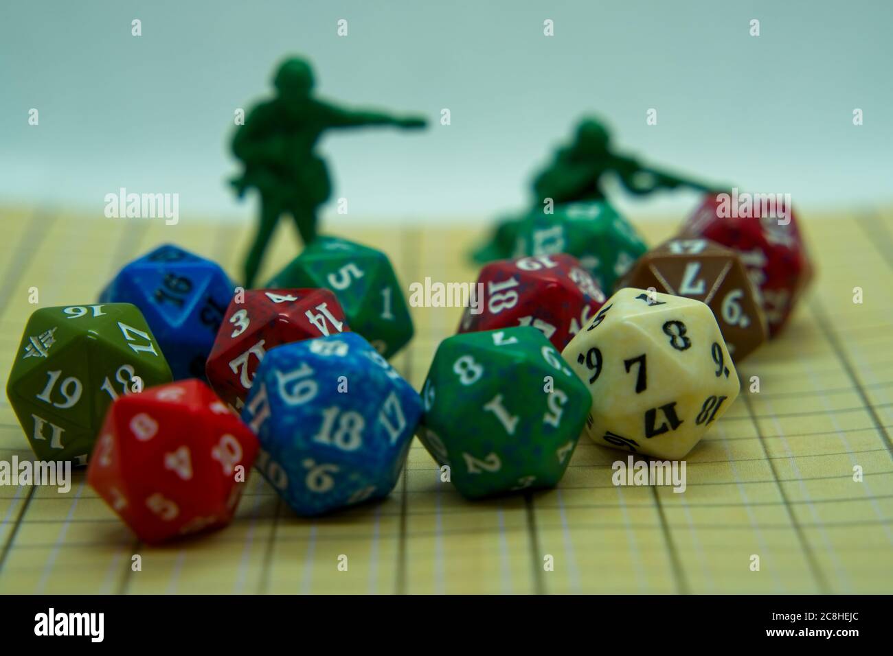 Tablero De Juego De Rol Con Dados De Color Pentagonal Y Figuras De Plastico En La Parte Superior Del Tablero Fotografia De Stock Alamy