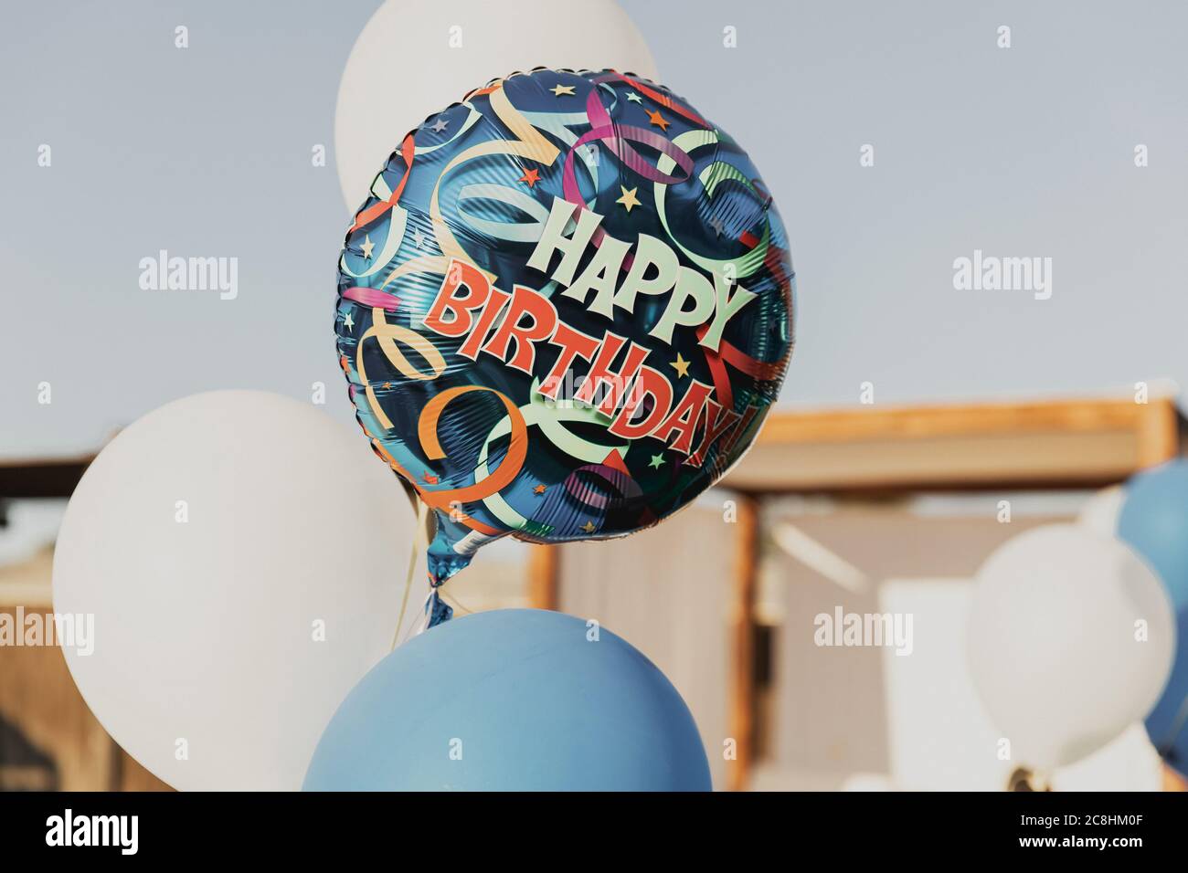 Modernos globos multicolores de la fiesta de cumpleaños. Globo con la  inscripción, cintas y estrellas. Sorpresa de cumpleaños. Espacio para  texto, espacio de copia. Colorido Fotografía de stock - Alamy