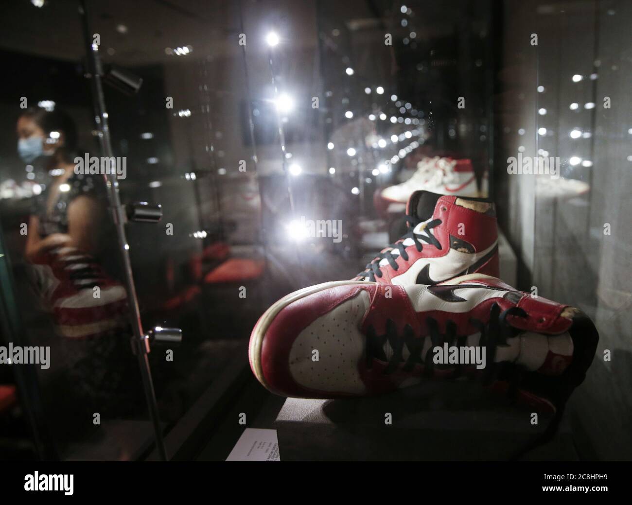 Nueva York, Estados Unidos. 24 de julio de 2020. The Air Jordan 1 High  'Backboard Hajred' Historia de origen, Sneaker firmado de juego está en  exhibición y pronto será subastado para el