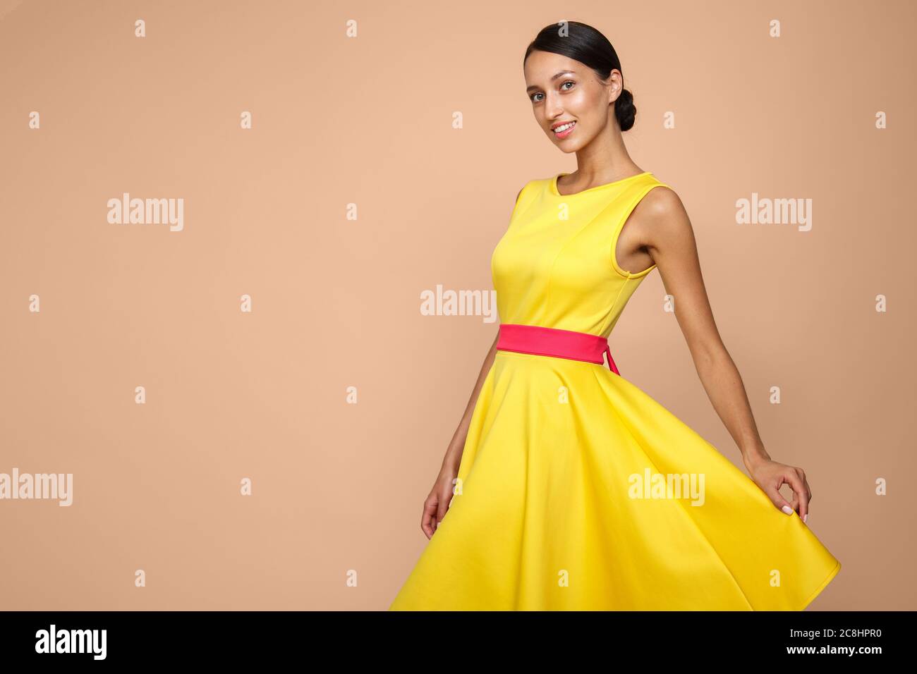 Vestido Rosa Amarillo Fotos e Imágenes de stock - Alamy