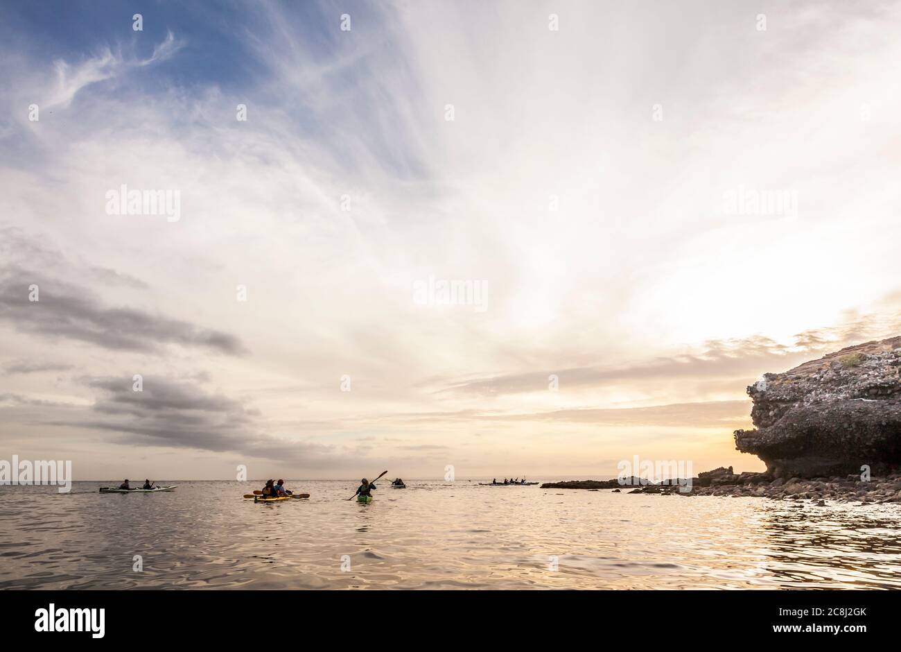 Siluetas de kayakistas, Isla Espiritu Santo, BCS, México. El Golfo de California Foto de stock