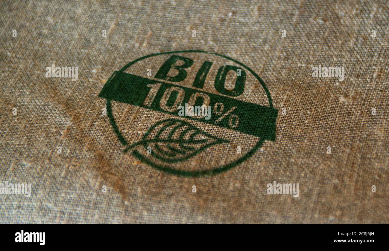 100% de bio sello impreso en saco de lino. Ecología, medio ambiente, alimentos naturales, concepto de dieta orgánica y saludable. Foto de stock