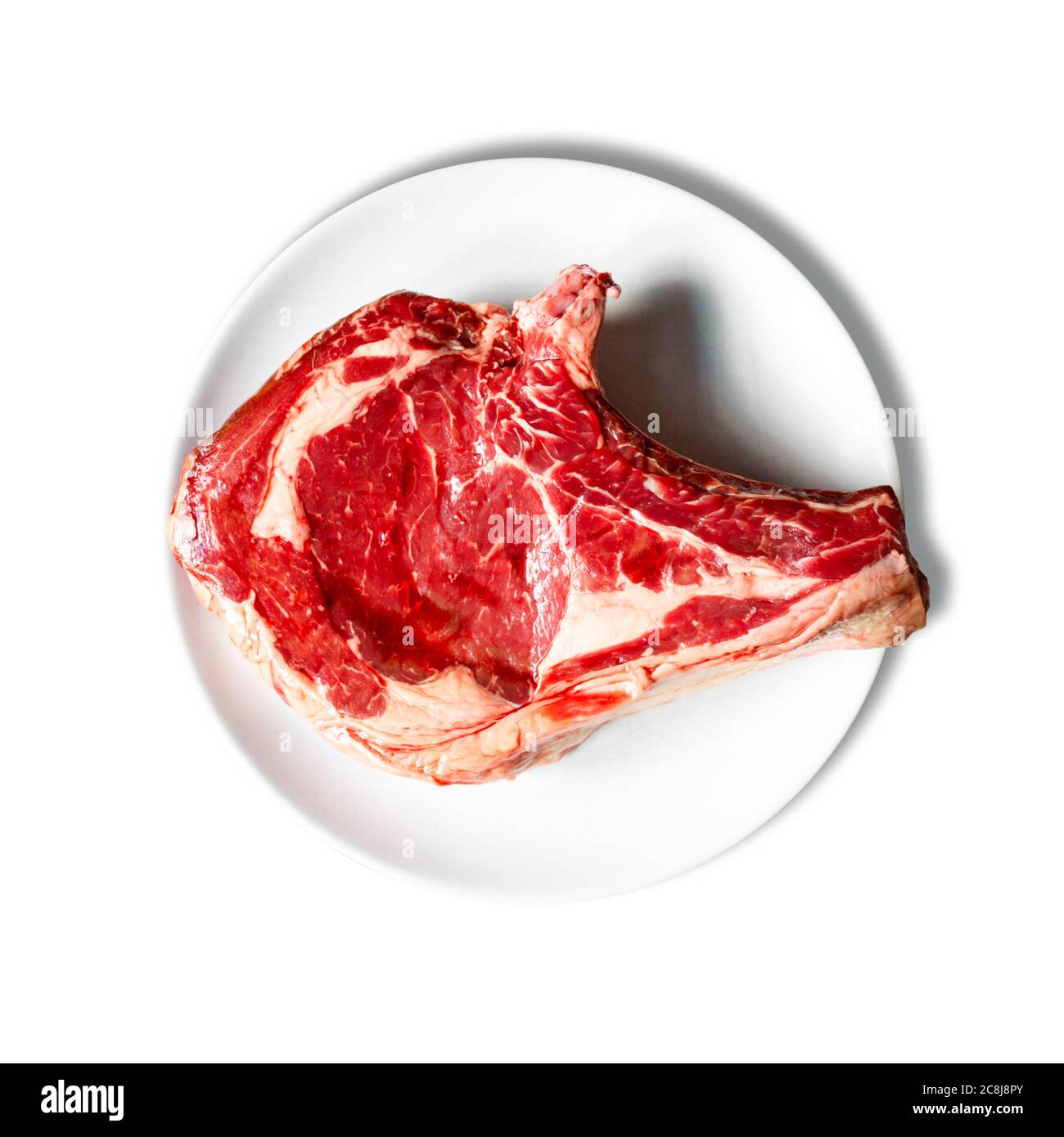 Costilla de carne cruda en un plato aislado sobre fondo blanco. Vista  superior Fotografía de stock - Alamy