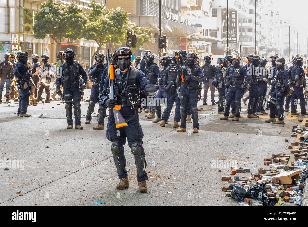 Hongkong - Noviembre de 2019: Policía antidisturbios durante las protestas de Hong Kong en 2019 Foto de stock