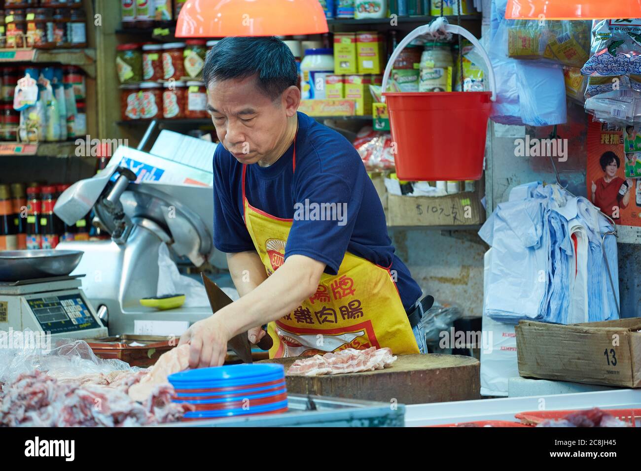 Carnicero picando carne en el mercado Bowrington, Hong Kong. Foto de stock