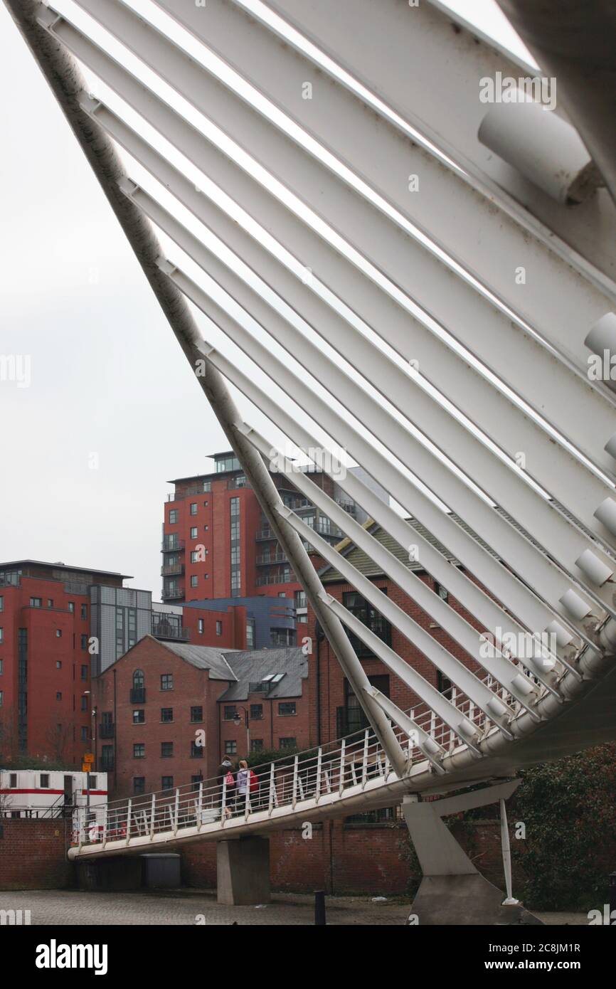 El puente de pedal Castlefield, también conocido como Merchant's Bridge: Cuenca del Canal Bridgewater, Castlefield, Manchester, Inglaterra, Reino Unido Foto de stock