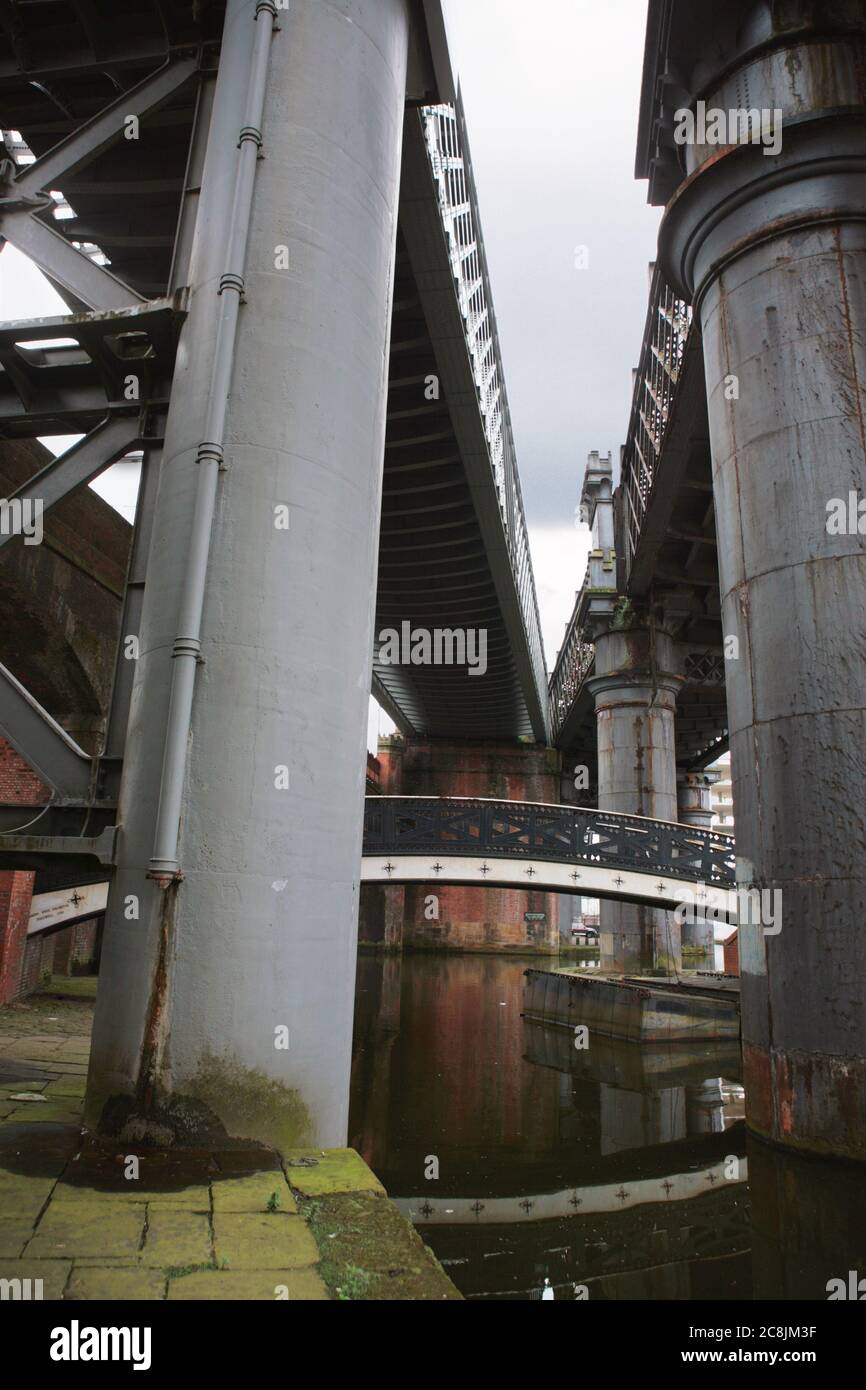 Viaducto y puente de pie: Cuenca del Canal Bridgewater, Castlefield, Manchester, Inglaterra, Reino Unido. Versión en blanco y negro Foto de stock