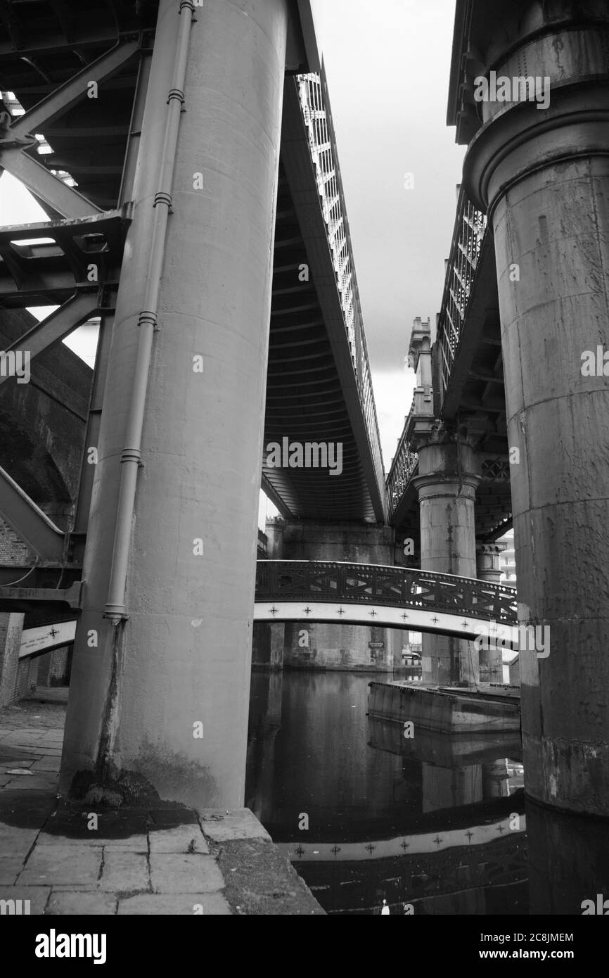 Viaducto y puente de pie: Cuenca del Canal Bridgewater, Castlefield, Manchester, Inglaterra, Reino Unido. Versión en blanco y negro Foto de stock