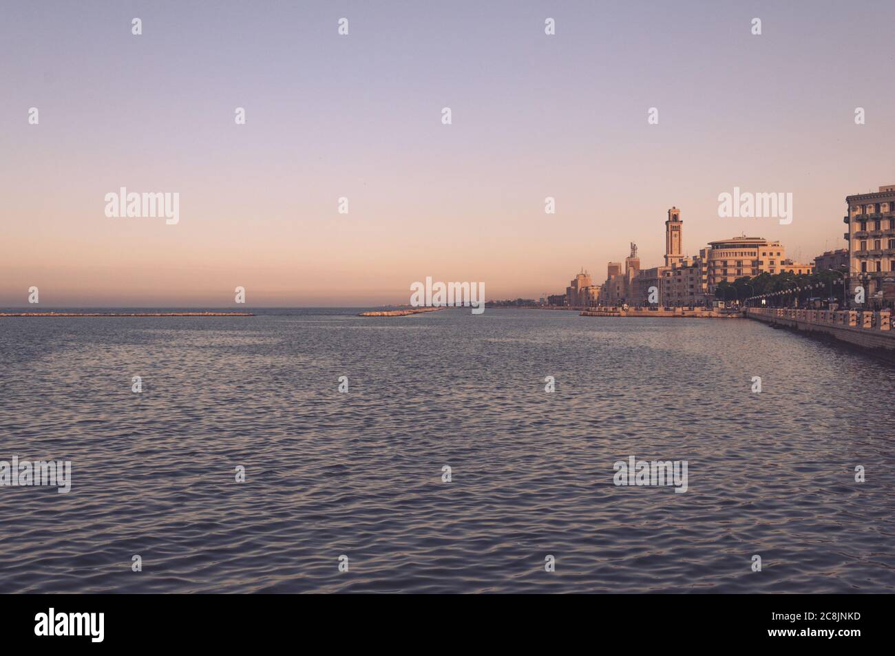 Noche cálida en Italia a orillas del mar Foto de stock