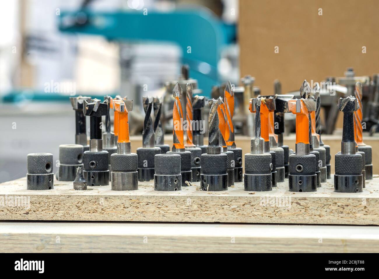 Fabricación de muebles de madera en una fábrica. Un conjunto de brocas para madera. Enfoque selectivo. Foto de alta calidad Foto de stock