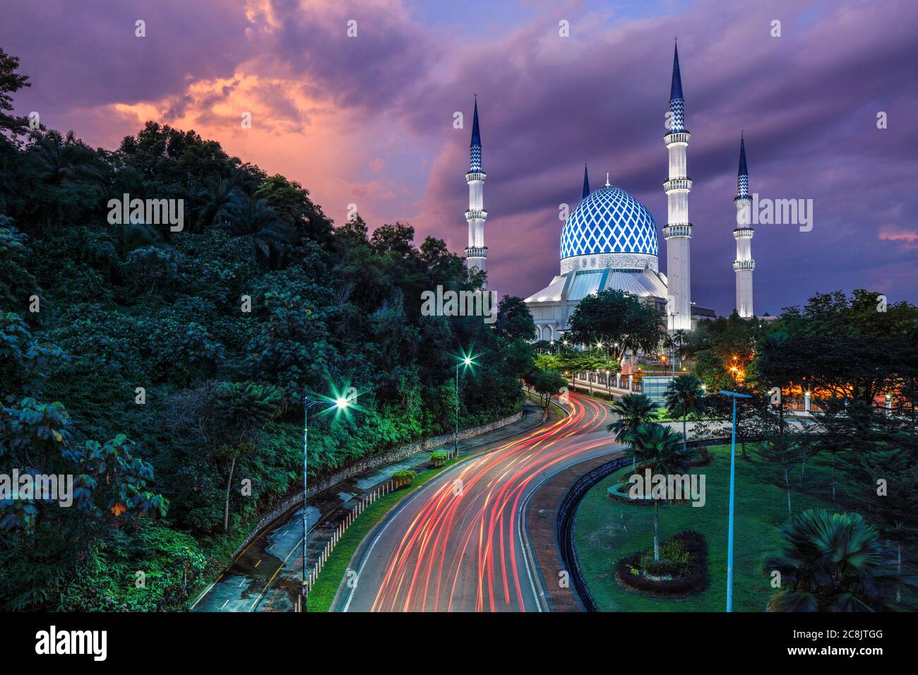 La Mezquita Azul de Shah Alam durante el crepúsculo, Malasia. Foto de stock