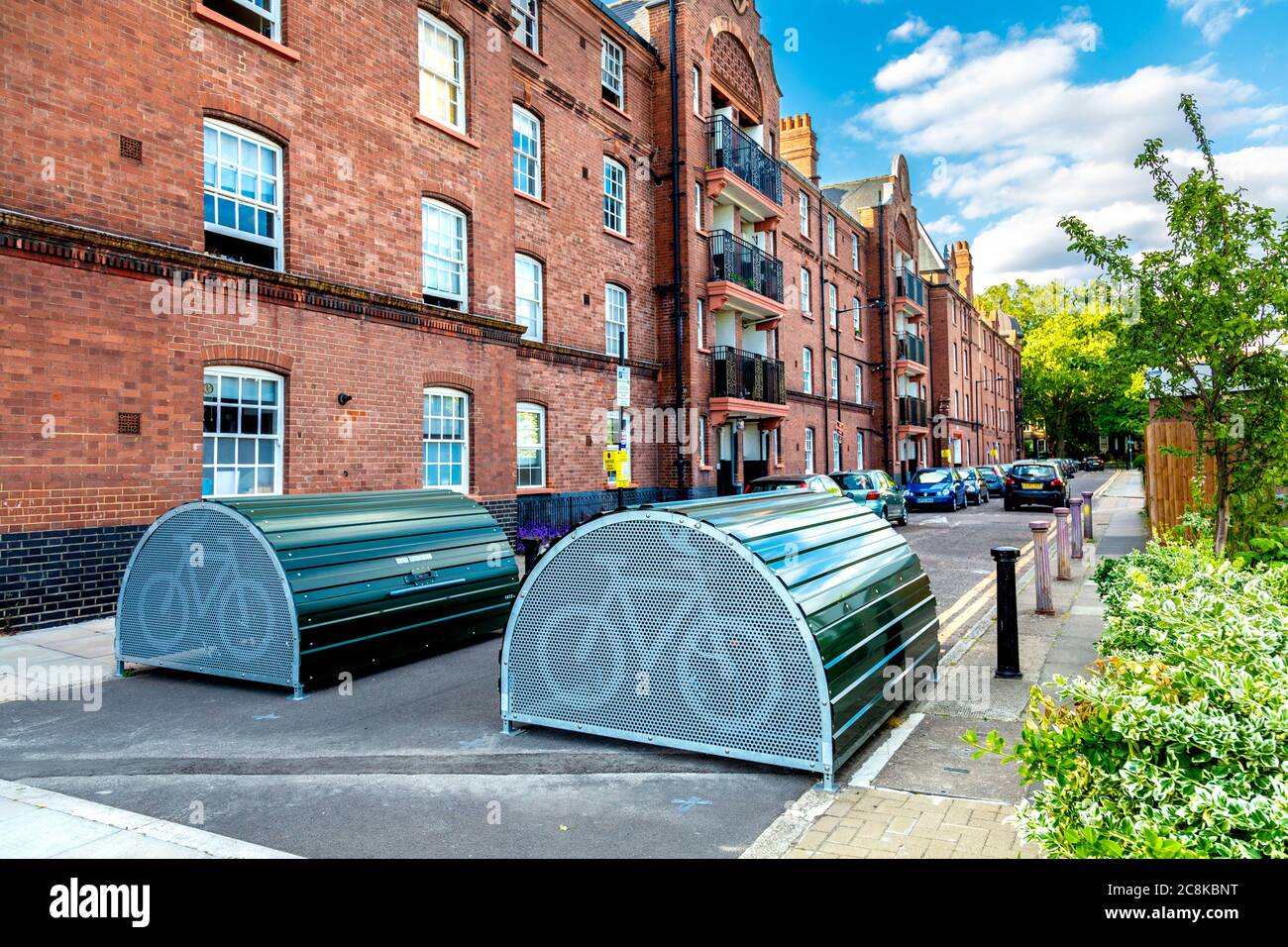Cyclehoop Bikehangar - refugio de bicicletas en el lado de la carretera, ocupa un espacio de aparcamiento de un coche, Londres, Reino Unido Foto de stock