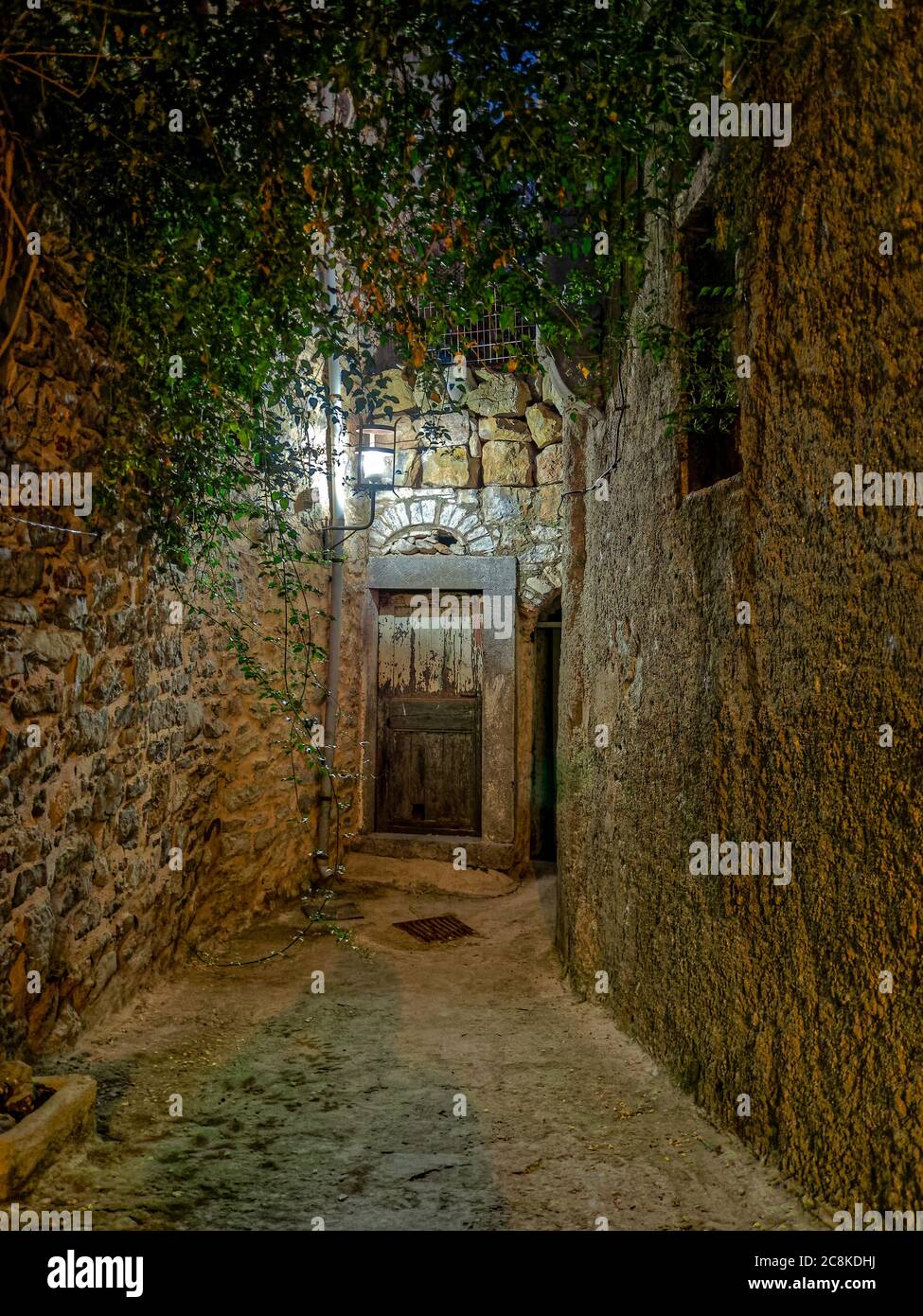Un callejón sin salida iluminado en Mesta, uno de los pueblos más bellos de la isla de Chios. Su elaborada textura urbana da la impresión de un laberinto. Foto de stock