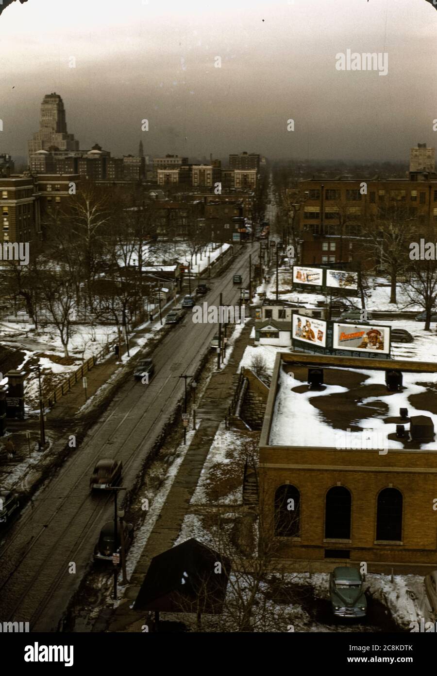 Vista de la alta ciudad desde la escuela de medicina de Saint Louis, Missouri desde la avenida Euclid en 1951 en invierno. Foto de stock
