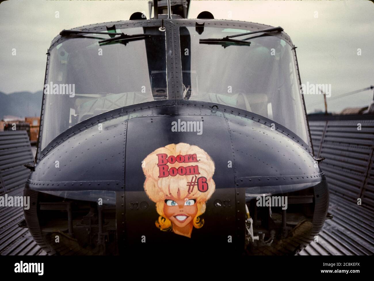 Boom Boom #6 el arte de la nariz se pinta en un helicóptero Huey del Ejército de los Estados Unidos desde el 15º Batallón de Transporte, ya que el helicóptero se estaciona en una renovación mientras no se está volando durante la Guerra de Vietnam. Foto de stock
