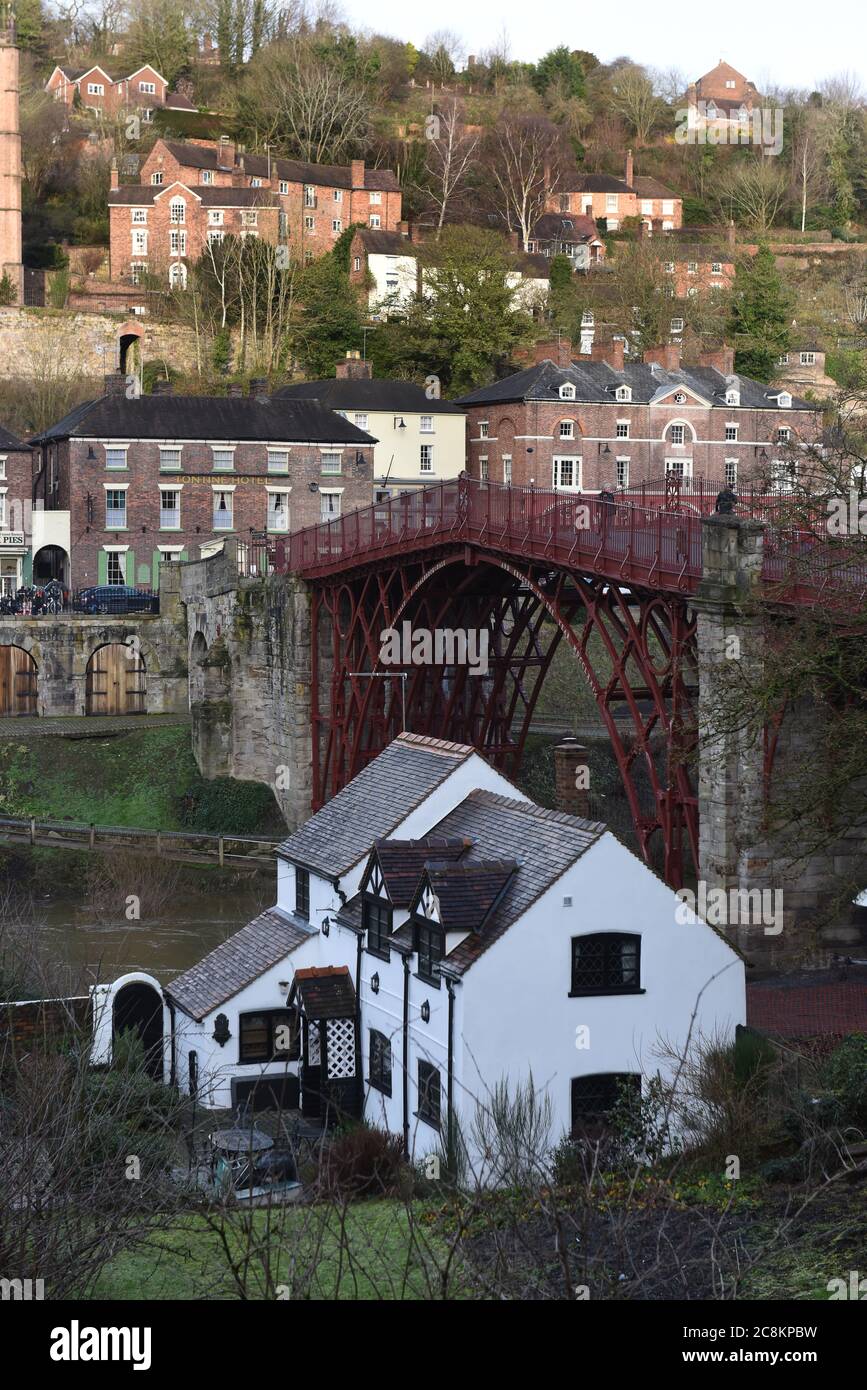 Ironbridge, Shropshire, Reino Unido una casa de campo junto al río junto al famoso puente de hierro Foto de stock