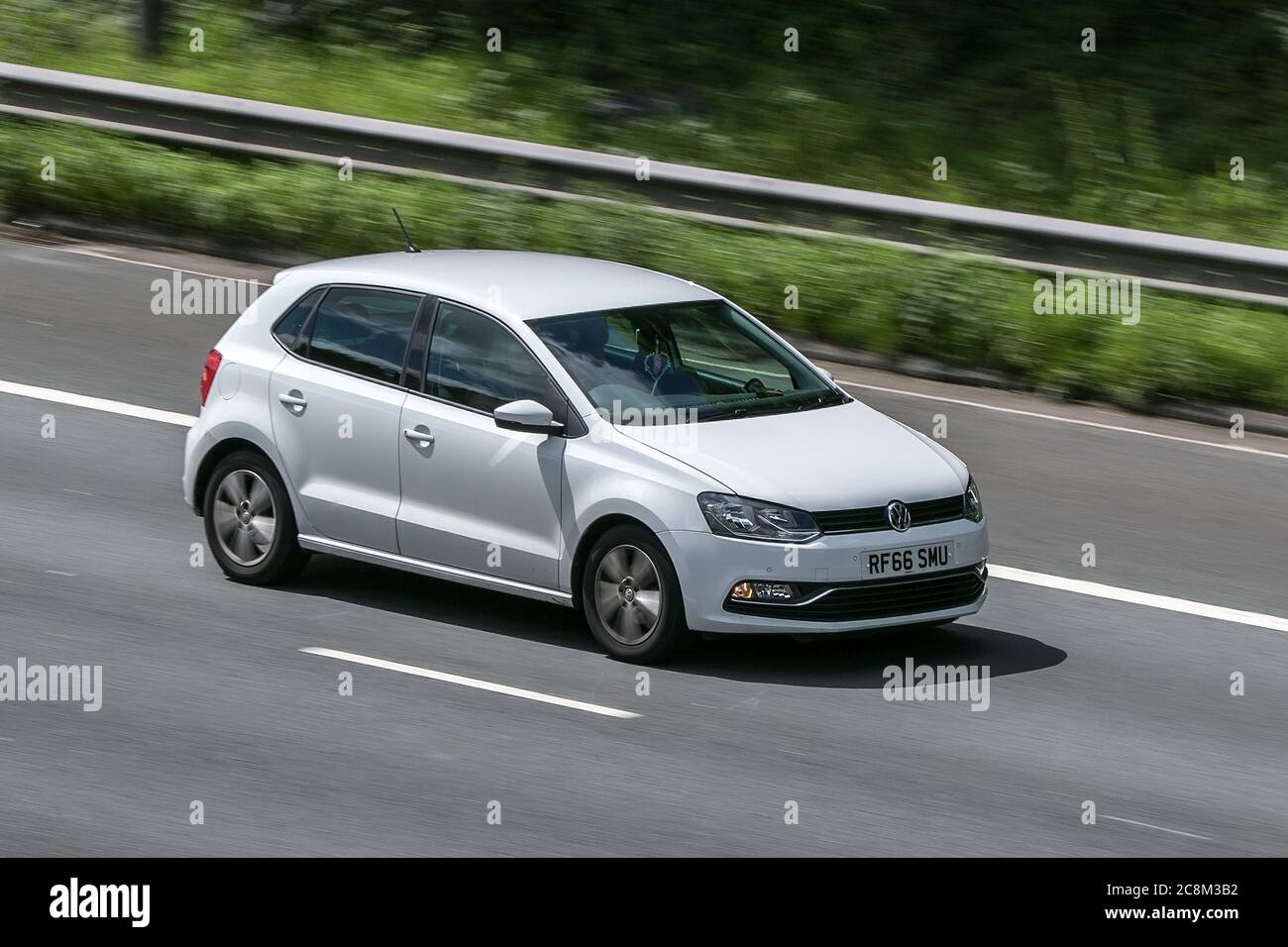 A 2016 Volkswagen VW Polo Match TSI coche blanco Hatchback gasolina  conducción en la autopista M6 cerca de Preston en Lancashire, Reino Unido  Fotografía de stock - Alamy