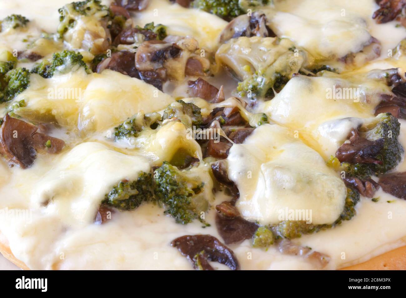 Pizza vegetariana con broccolli y setas. Espacio de copia. Vista superior Foto de stock