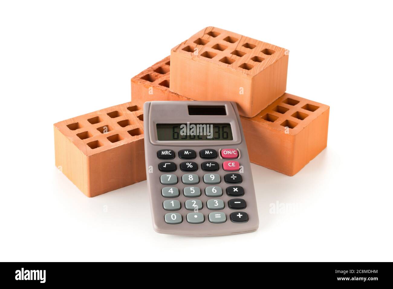 Calculadora con ladrillos sobre fondo blanco, bienes raíces o concepto de  los costos de construcción de la casa Fotografía de stock - Alamy