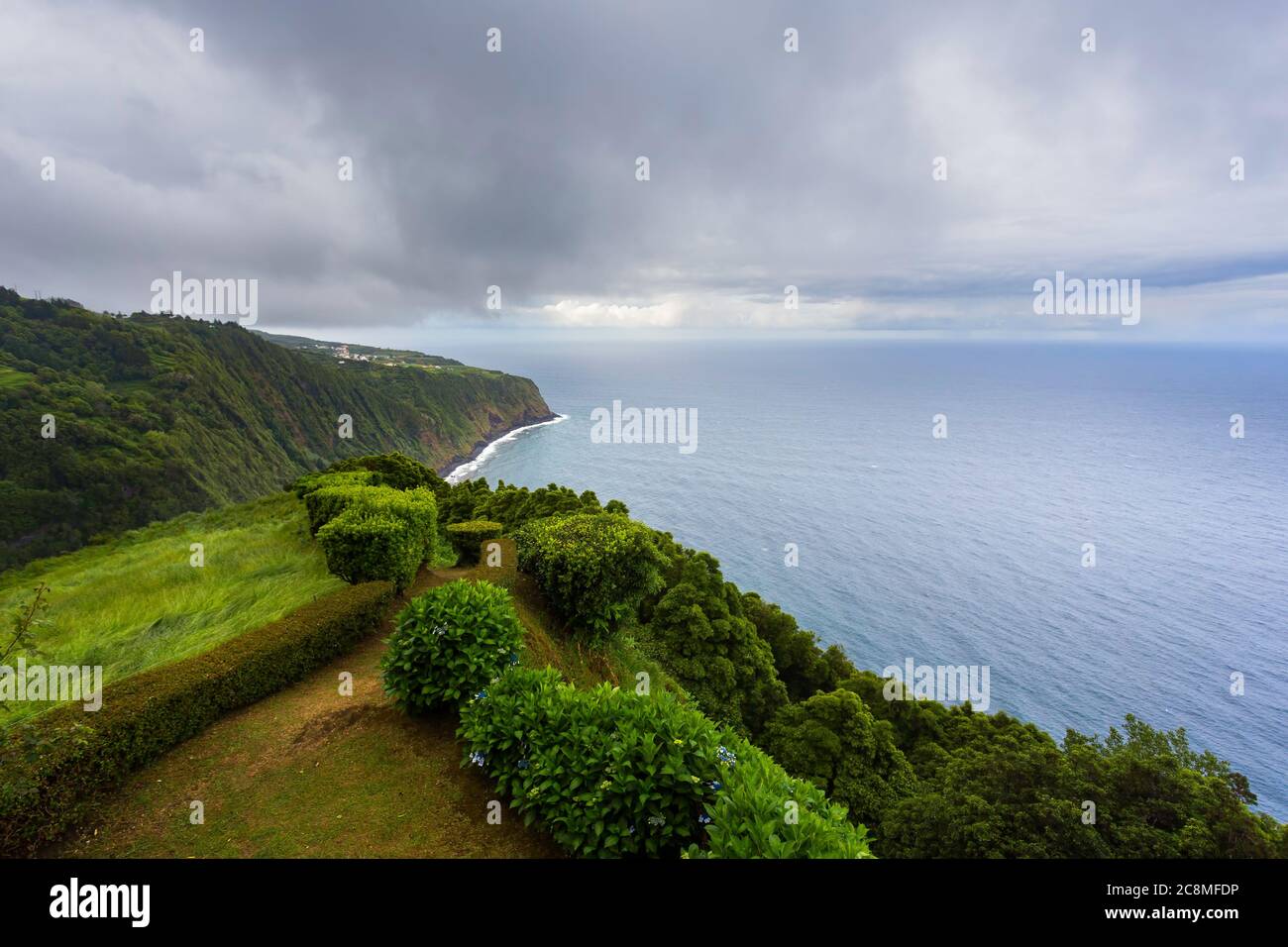 El mirador Ponta do Sossego es un hermoso lugar en el Nordeste de la isla de São Miguel, Azores, Portugal Foto de stock