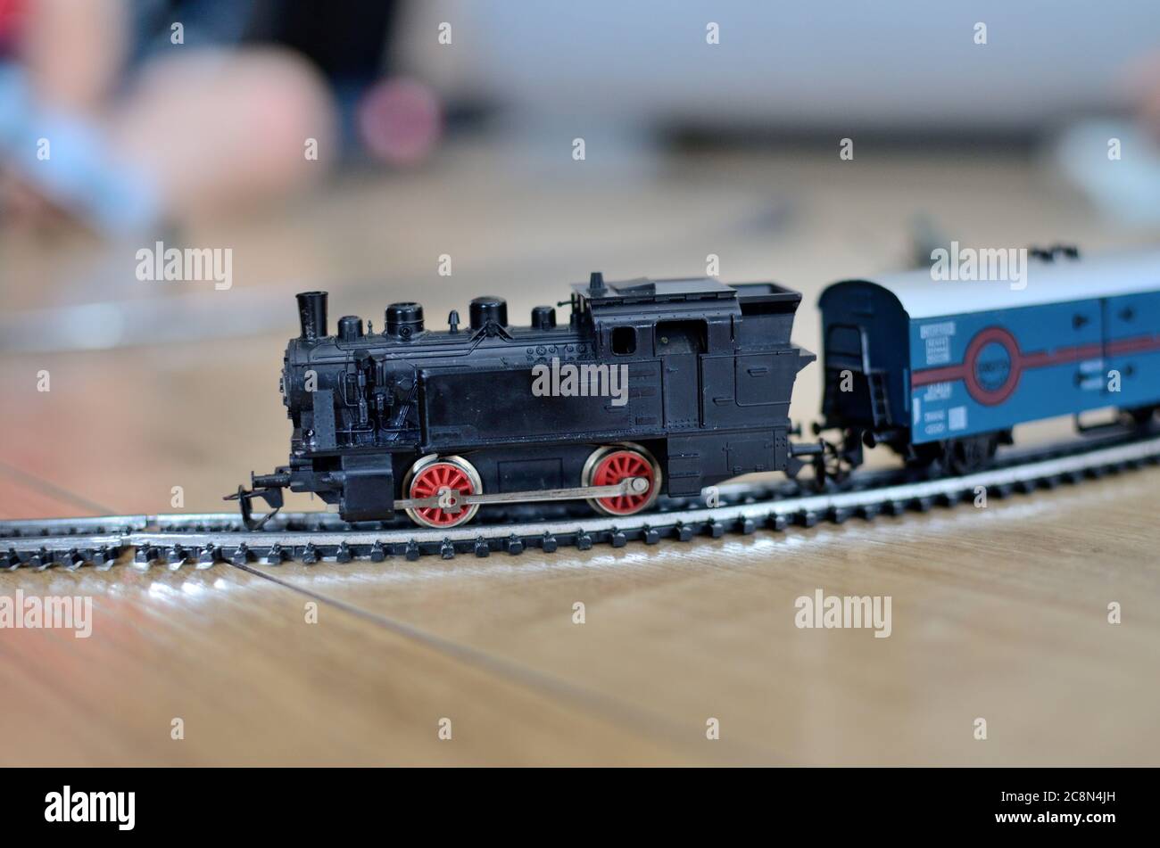 Tren de juguete en miniatura con rieles metálicos, escala 1:120. Juguete  vintage de los 80 Fotografía de stock - Alamy