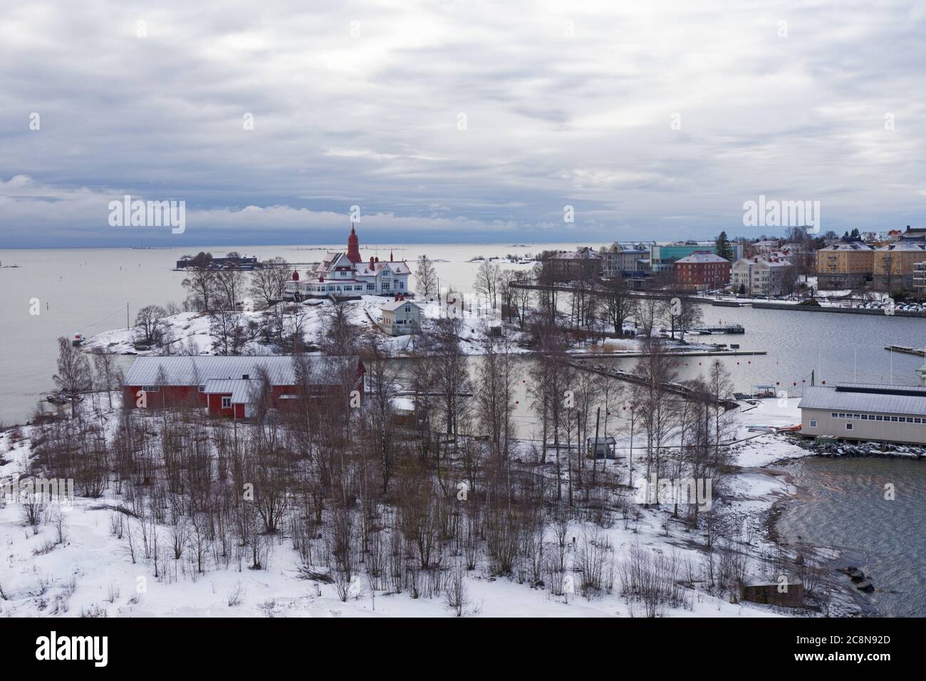Vistas a las islas (Blekholmen Valkosaari) y Luotuo (Klippan) en el puerto sur de Helsinki, Finlandia Foto de stock