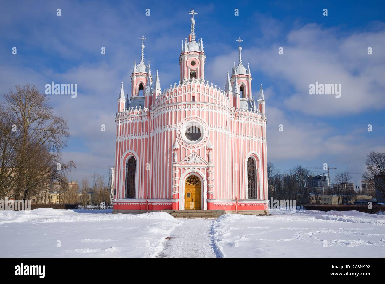 Iglesia de la Natividad de San Juan Bautista (Iglesia de Chesme) de cerca en un soleado día de marzo. San Petersburgo, Rusia Foto de stock