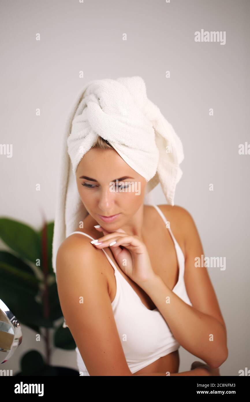 Una Chica Con Una Toalla En La Cabeza Limpia Su Cara Con Una Toalla De  Algodón Fondo Azul El Concepto De Limpieza Facial, Cosmeto Imagen de  archivo - Imagen de belleza, ella