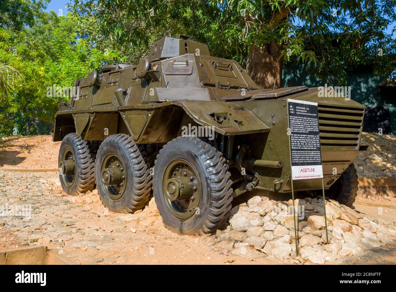 TRINCOMALEE, SRI LANKA - 10 DE FEBRERO de 2020: Portapersonas con armadura de ruedas británica "Aracen" en el Museo de Guerra de la Colina de Orr Foto de stock