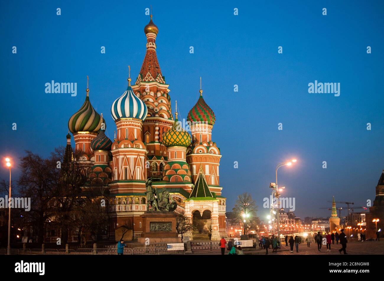Moscú, Rusia - 14 de marzo de 2017, Plaza Roja por la noche, vista de la Catedral de San Bazil Foto de stock