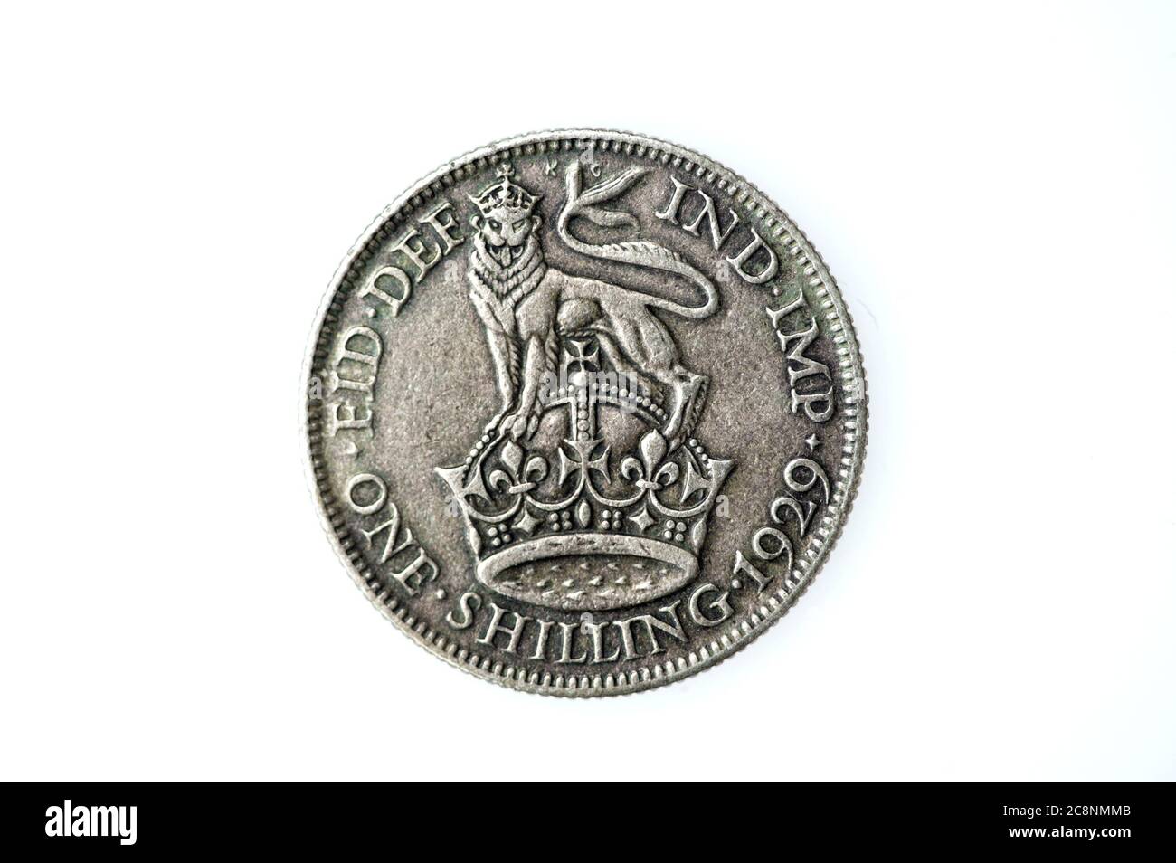 George V plata Inglés moneda de chelín una moneda obsoleta de Inglaterra Reino Unido doce pence una vigésima de la libra foto de stock Foto de stock