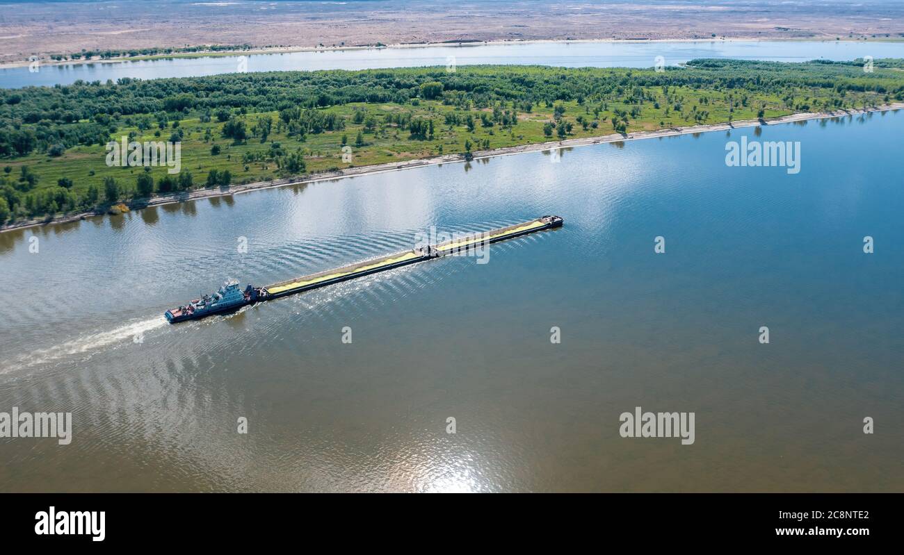 AA barcaza cargado de azufre natural sube por el río Volga cerca de Astrakhan. Fotografía aérea Foto de stock
