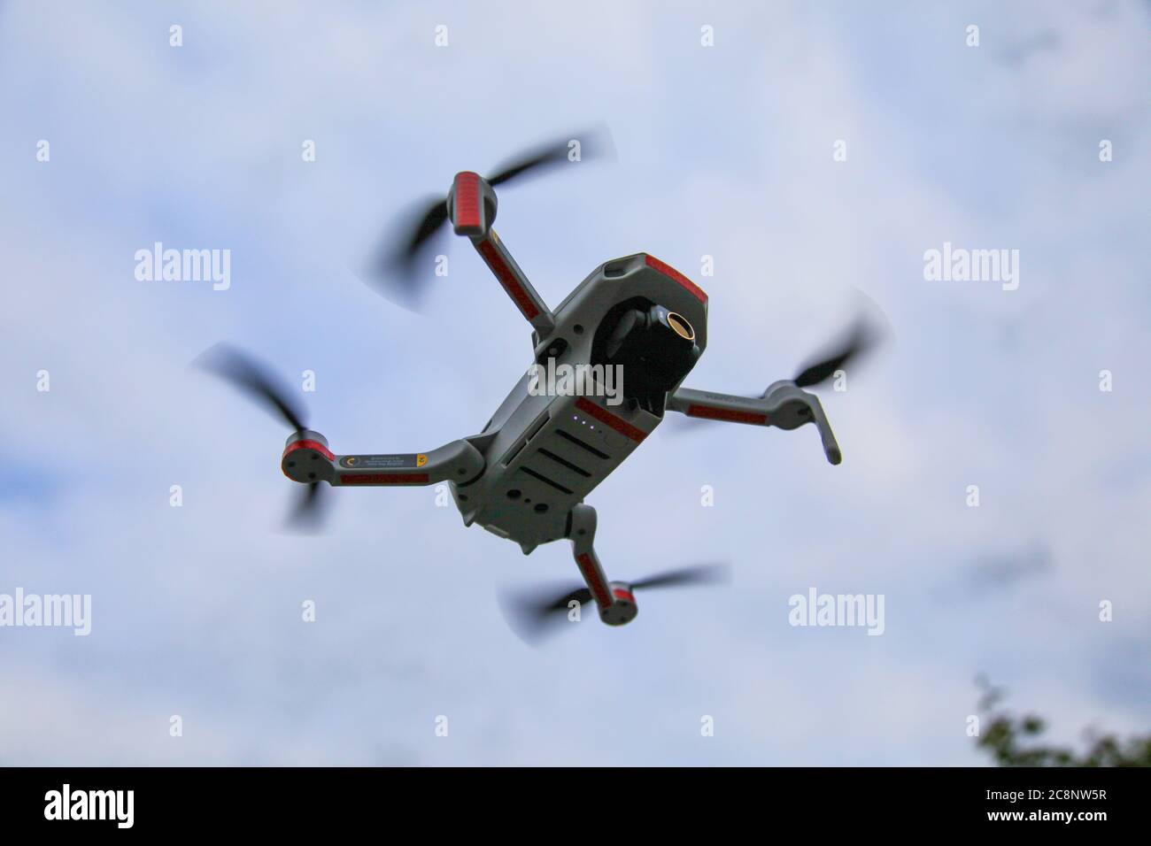 Mavic Mini - DJI, compacto pero potente, Drone con cámara, intuitivo,  avanzado, características, drone increíble, mundo de la fotografía aérea,  palas de vuelo Fotografía de stock - Alamy