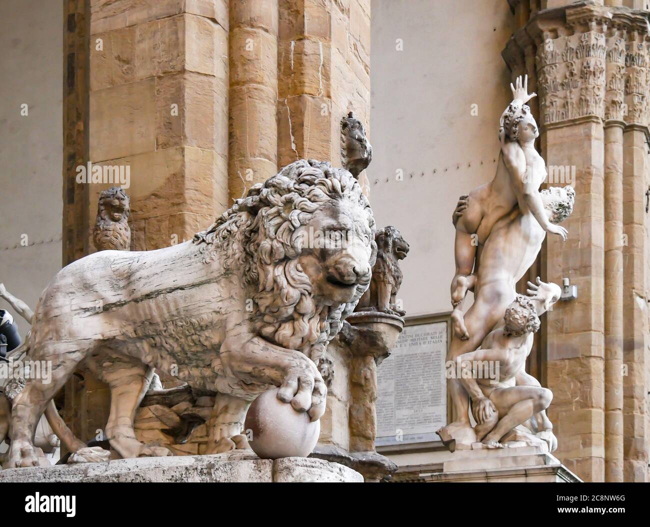 Lion en la Loggia dei Lanzi, Piazza della Signoria, Florencia, Italia. Foto de stock