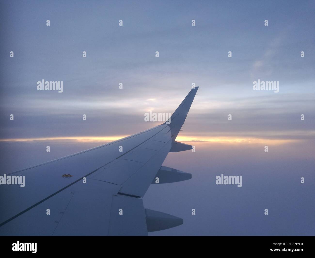 El ala de un avión con un fondo nublado Foto de stock