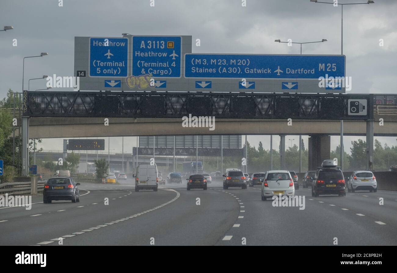 Londres, Reino Unido. 26 de julio de 2020. Hechizos mixtos de lluvia intensa y de sol para los conductores en la autopista M25 London Orbital en una ajetreada tarde de domingo. Crédito: Malcolm Park/Alamy Live News. Foto de stock