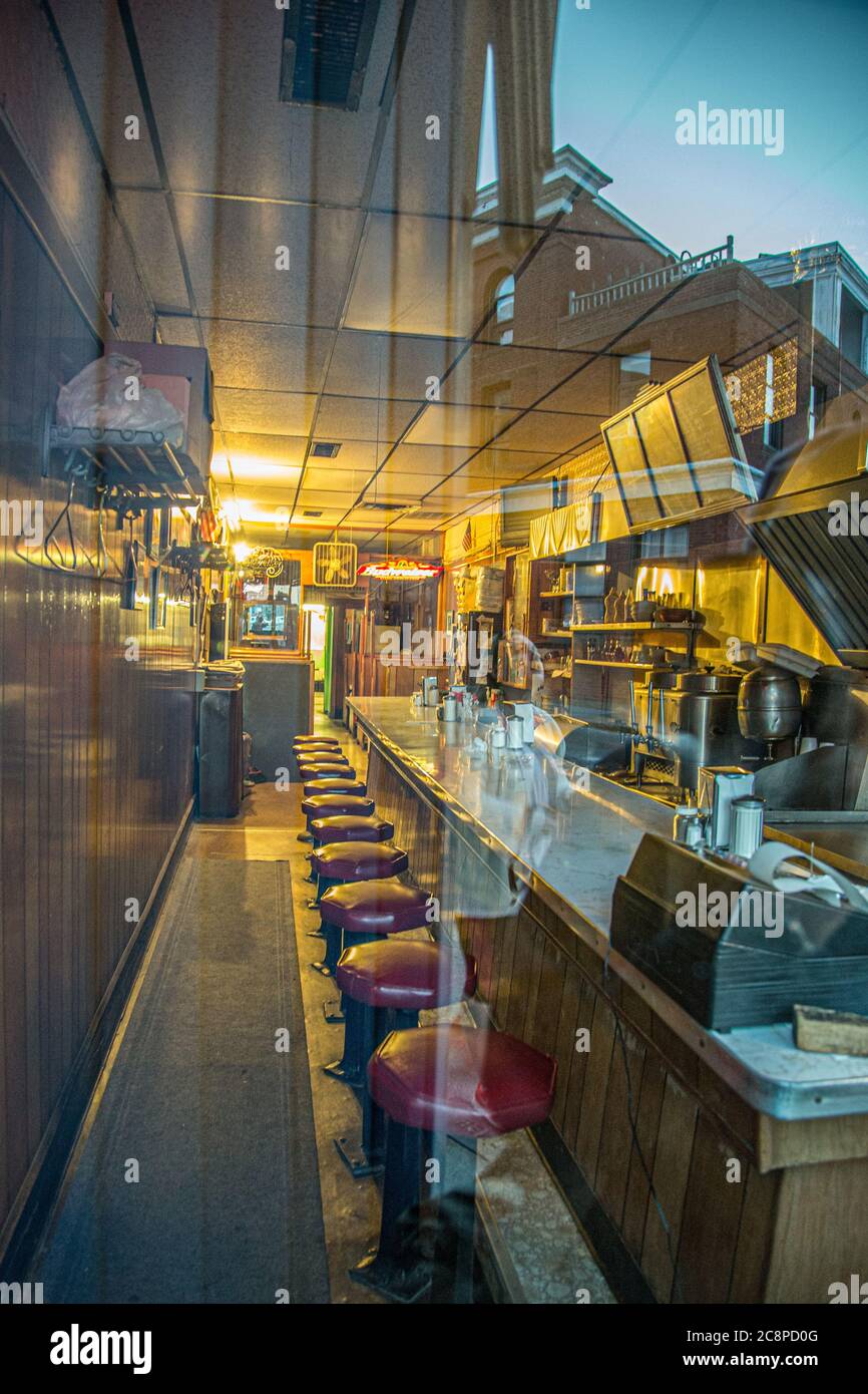 Un restaurante local en Gardner, Massachusetts, cerró por la noche Foto de stock