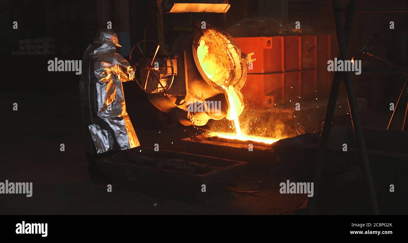 El metal fundido se vierte en el molde. Horno de fusión para fundición de  hierro y acero y metal líquido Fotografía de stock - Alamy