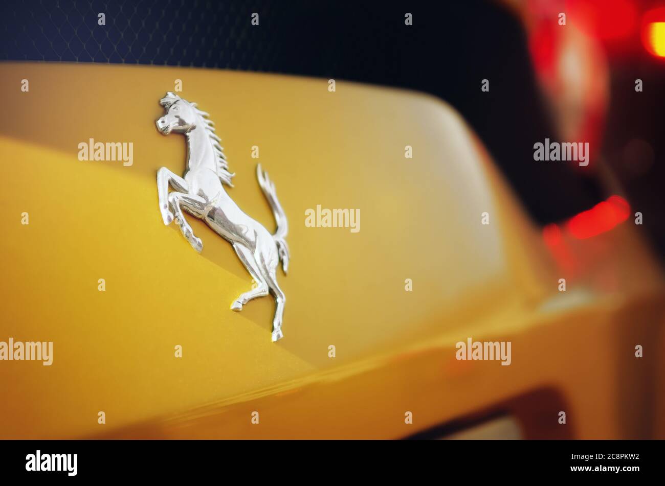 ALBA, ITALIA - 15 DE NOVIEMBRE de 2018: El logo de Ferrari en un coche deportivo Ferrary amarillo estacionado en Alba (Italia) el 15 de noviembre de 2018 Foto de stock