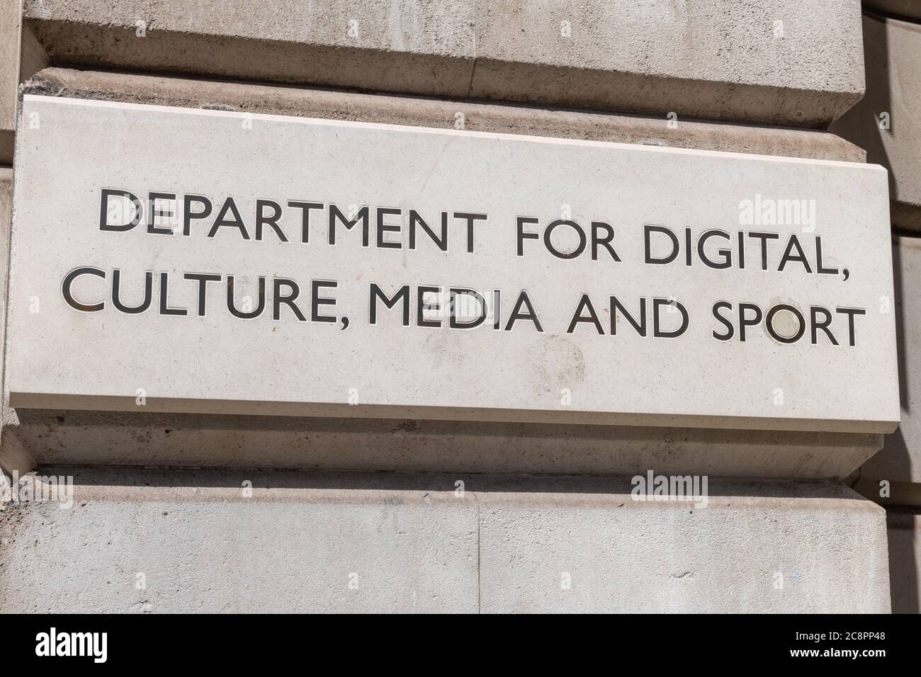 La placa de identificación junto a la entrada de las oficinas gubernamentales del Departamento de Digital, Cultura, Medios de Comunicación y Deporte. Foto de stock