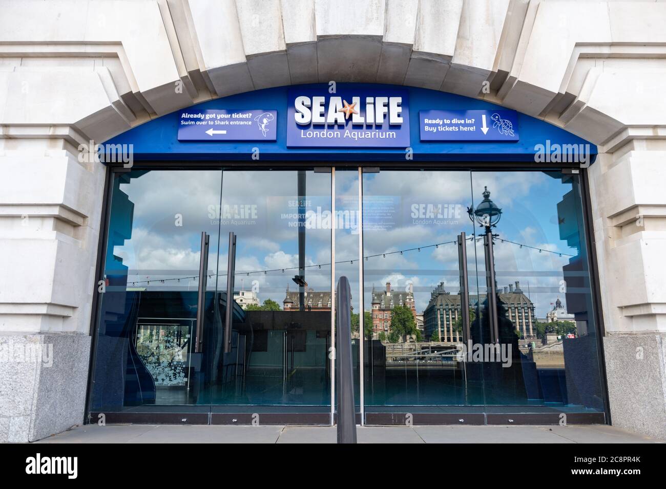 El sea Life London Aquarium situado en el edificio County Hall en la orilla sur del río Támesis. Foto de stock