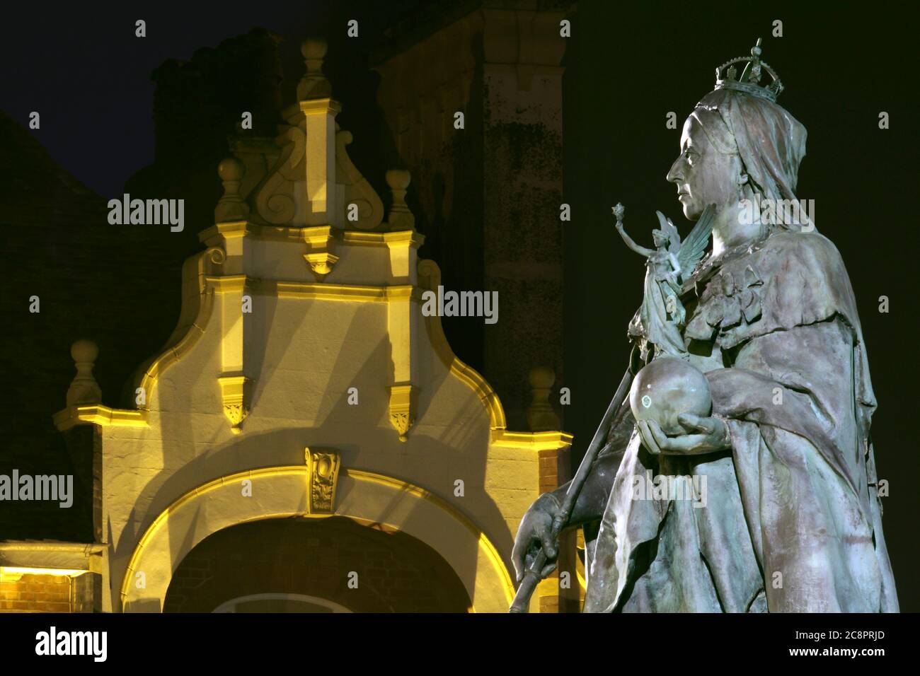 La estatua del Jubileo de la Reina Victoria en la Gran Avenida, Hove, con un elaborado hastial en una casa en el fondo. Foto de stock